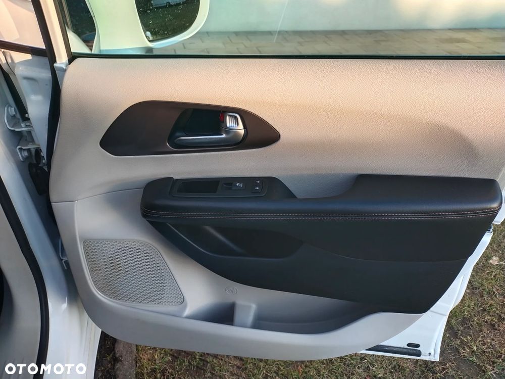 Chrysler Pacifica - 17