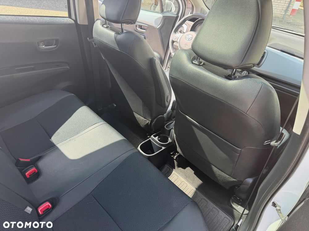 Toyota Yaris Hybrid 100 Dynamic - 13