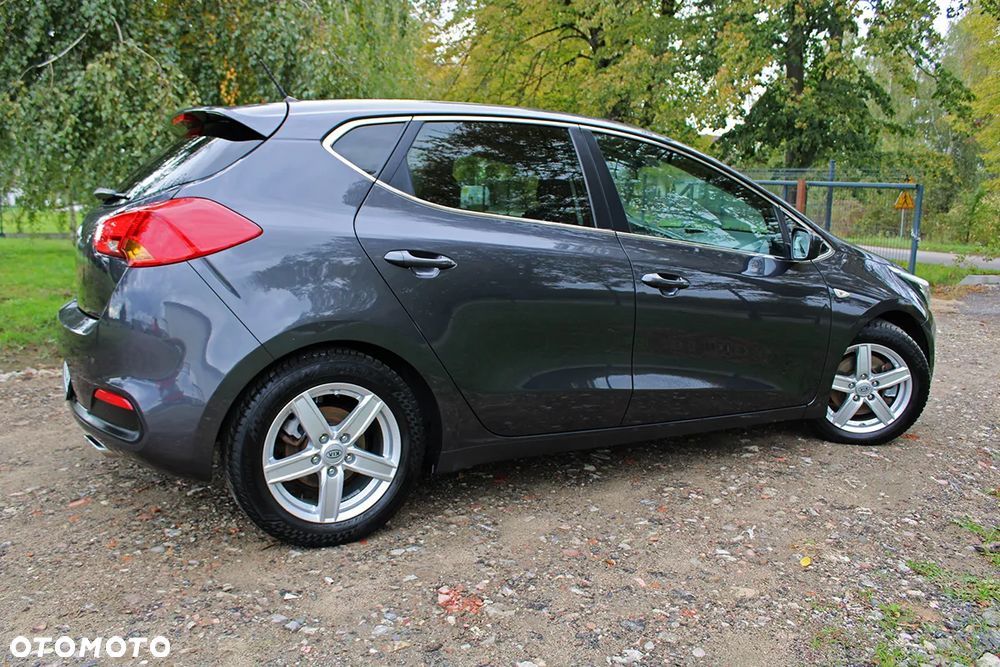 Kia Ceed 1.6 CRDi 128 Fifa World Cup Edition - 40