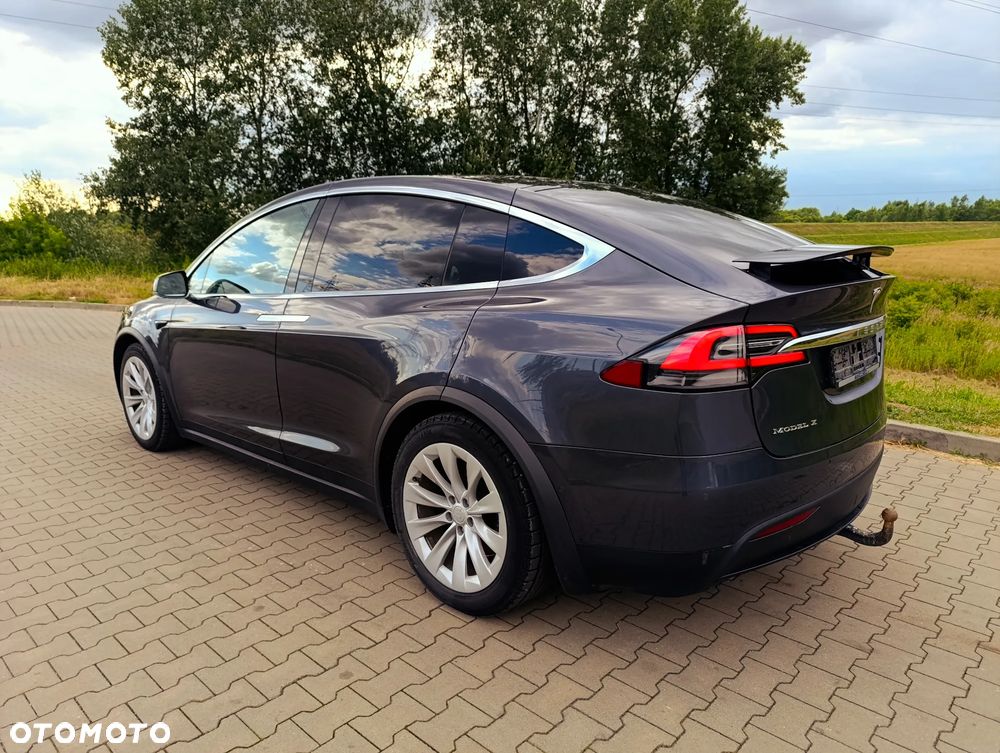 Tesla Model X - 25