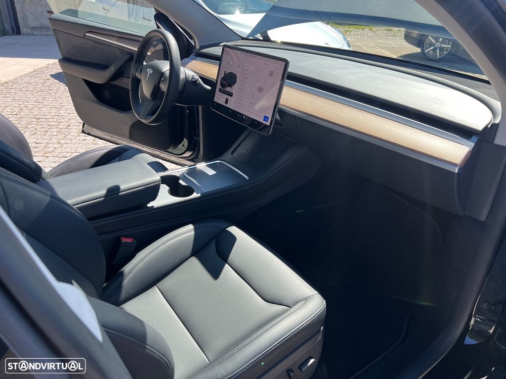 Tesla Model Y Standard — fotografia 18