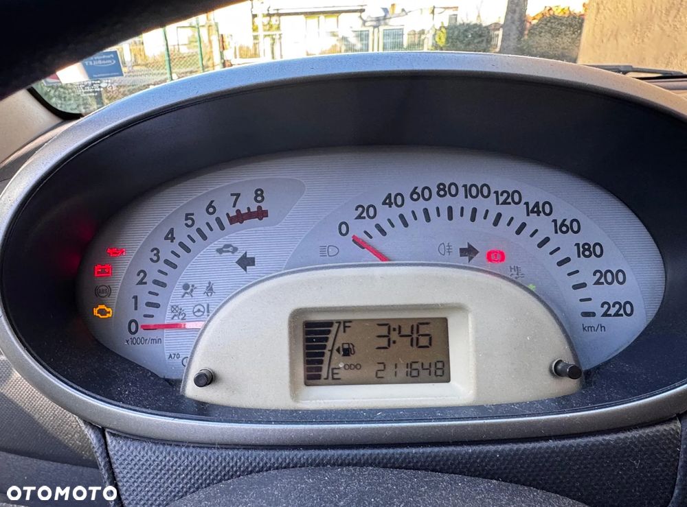 Daihatsu Sirion 1.0 - 8