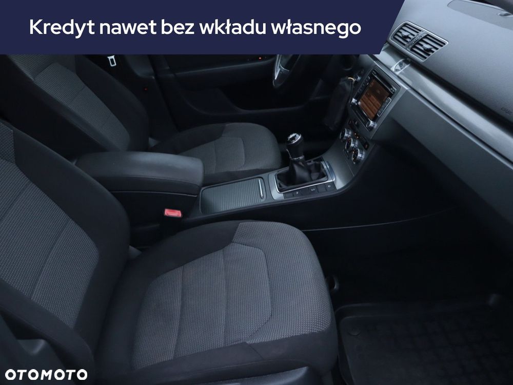 Volkswagen Passat - 11