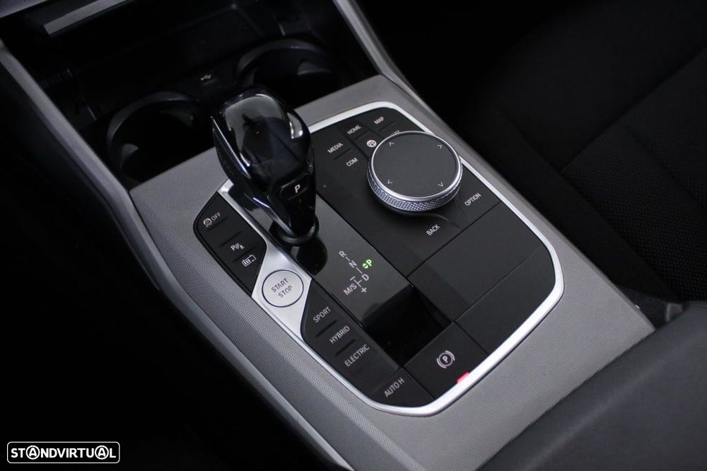 BMW 330 e Touring Auto - 32
