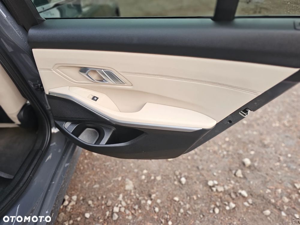 BMW Seria 3 320d xDrive Luxury Line Purity - 24