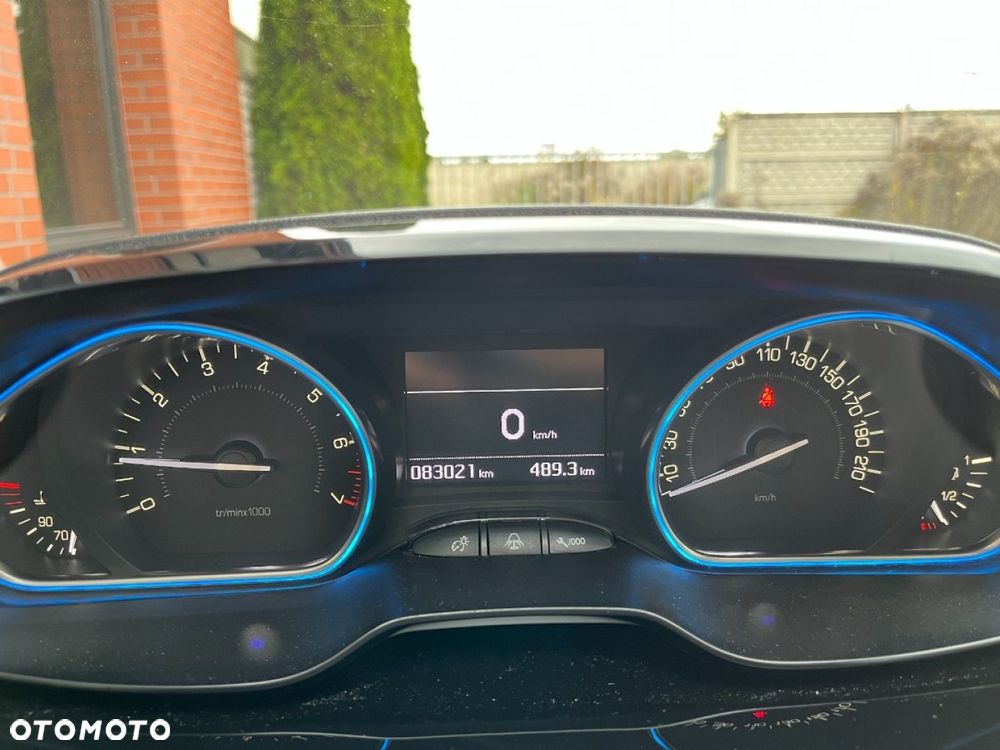 Peugeot 2008 1.2 Pure Tech Allure S&S - 9