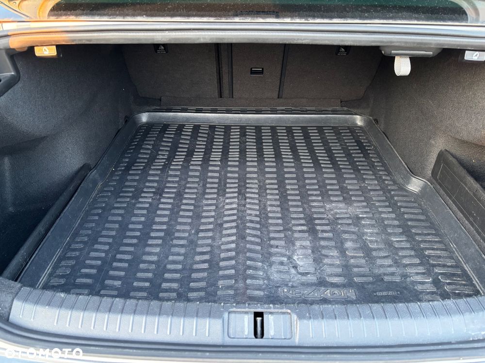 Volkswagen Passat - 13