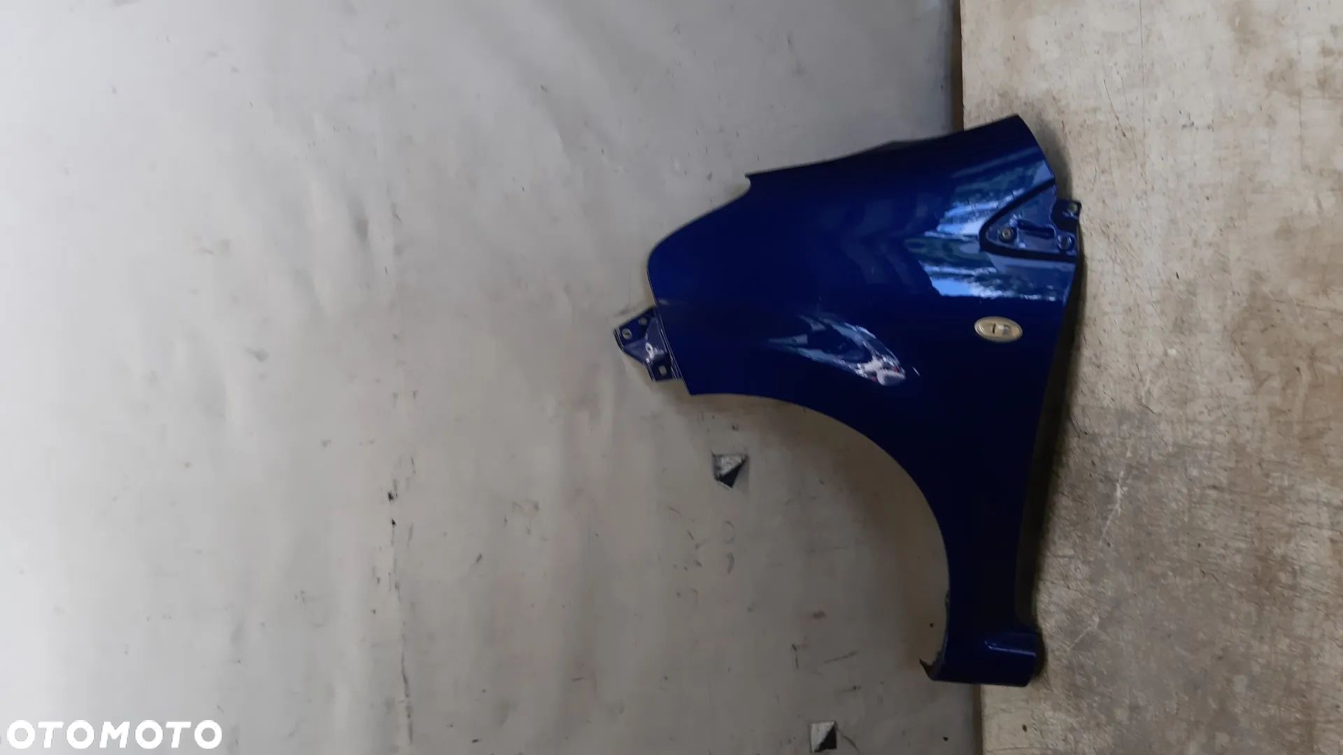 * BŁOTNIK PRZÓD PRZEDNI LEWY DO TOYOTA AYGO GRANATOWY 8M6 - 1