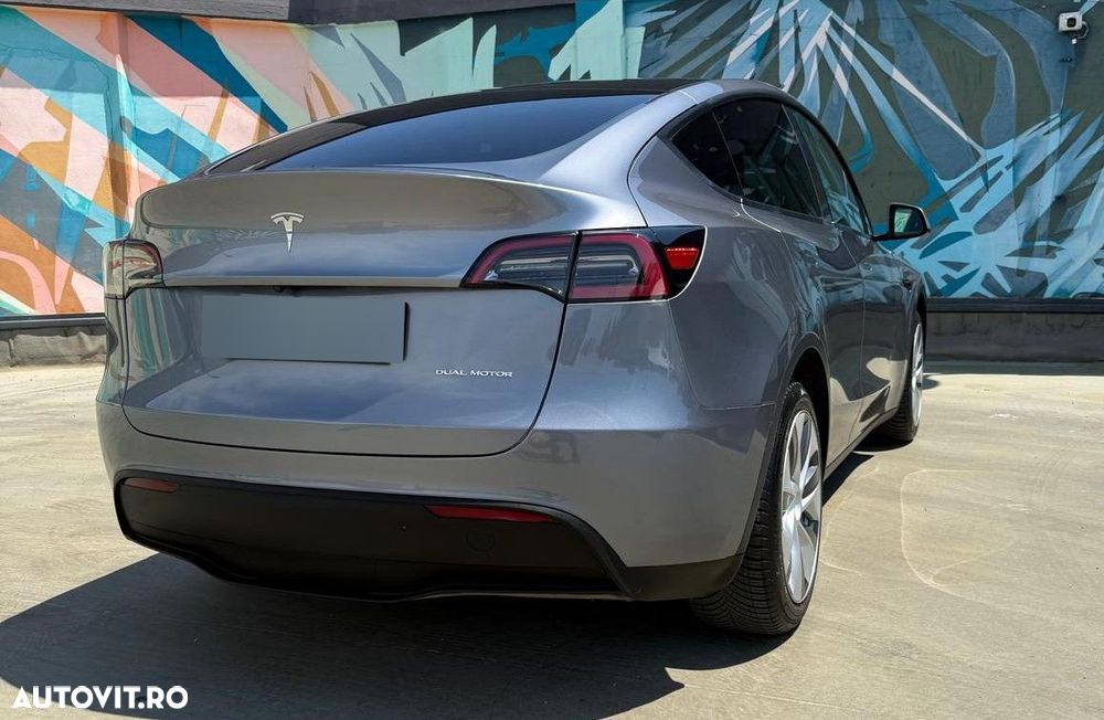 Tesla Model Y Long Range AWD - 4