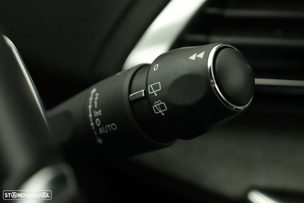 Peugeot 3008 1.2 Hybrid Allure e-DCS6 - 19