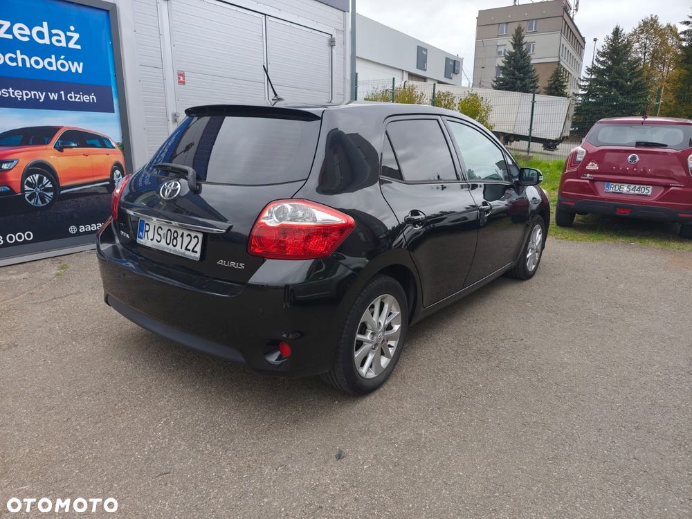 Toyota Auris 2011 photo 2