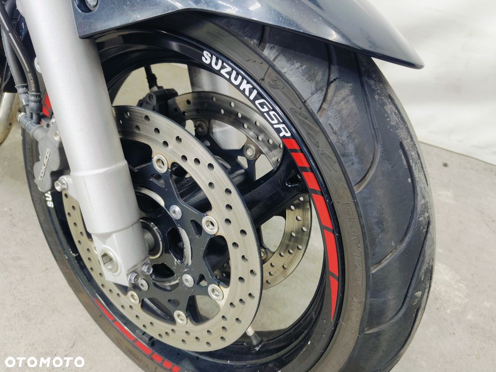 Suzuki GSR - 4