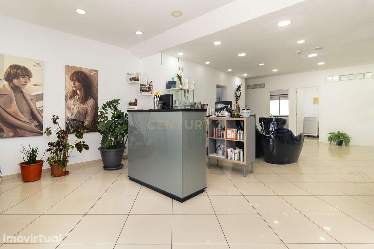 Espaço Comercial Versátil e Totalmente Remodelado com 2 pisos — Amora - Grande imagem: 2/27