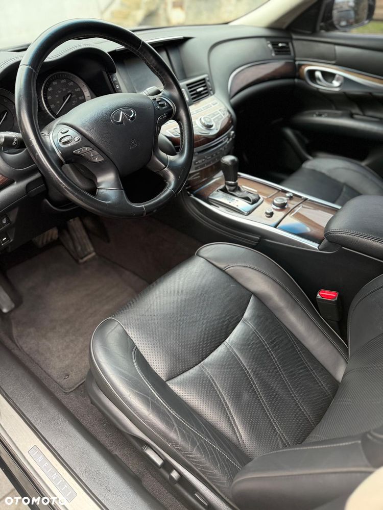 Infiniti Q70 - 28