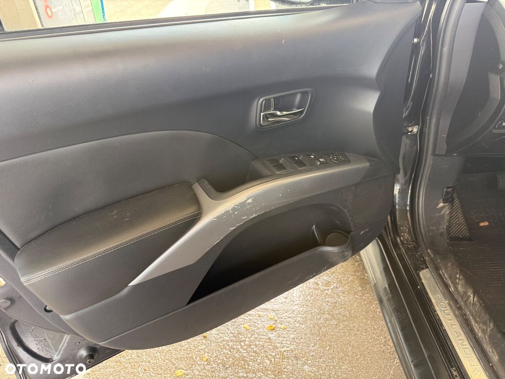 Mitsubishi Outlander 2.4 Intense + CVT - 14