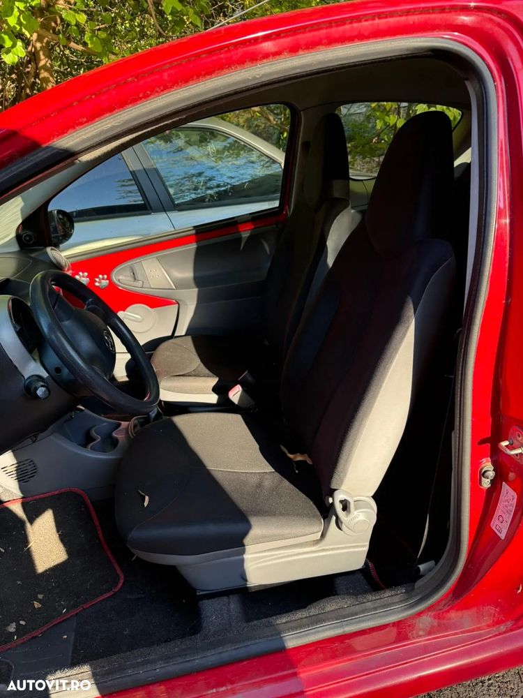 Dezmembrez Toyota Aygo coupe rosu 1.0 benzina 2006 - 10