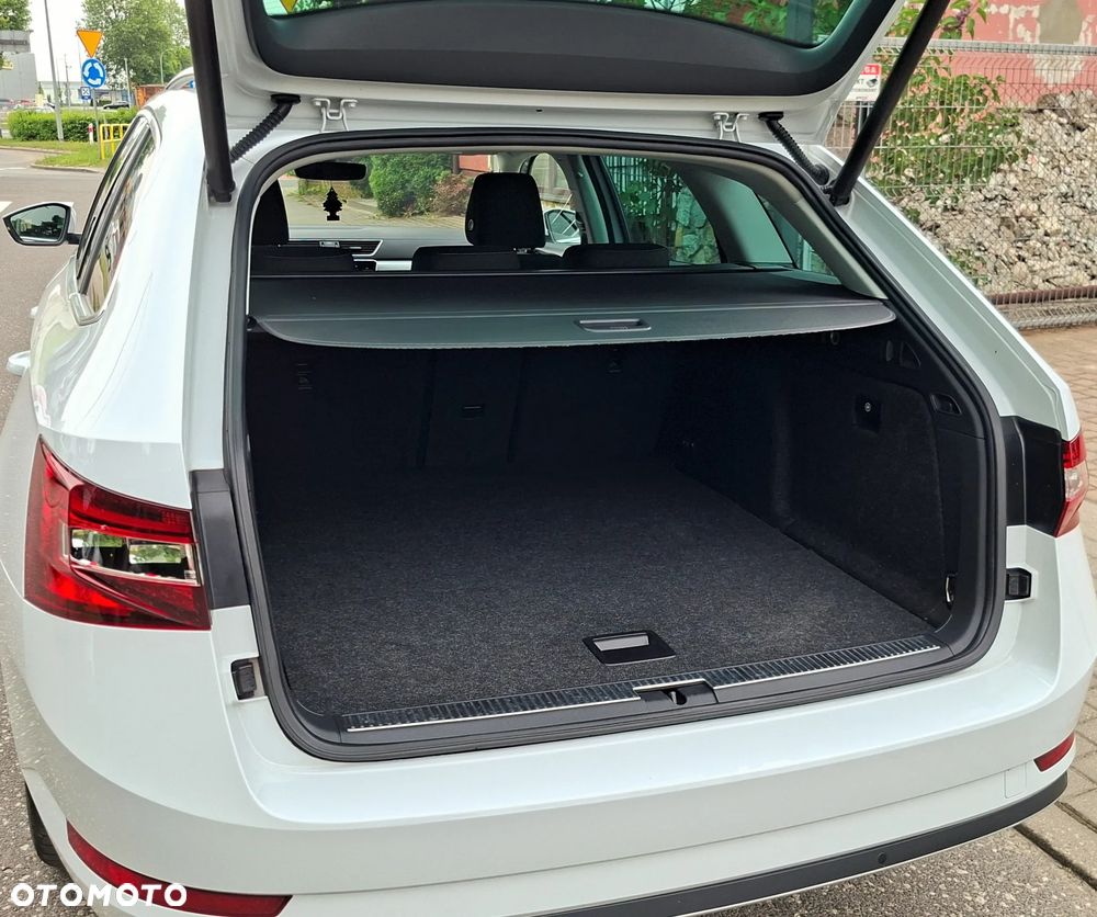Skoda Superb 2.0 TDI Premium Edition - 22