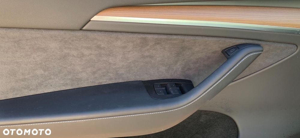 Tesla Model Y Long Range RWD - 9