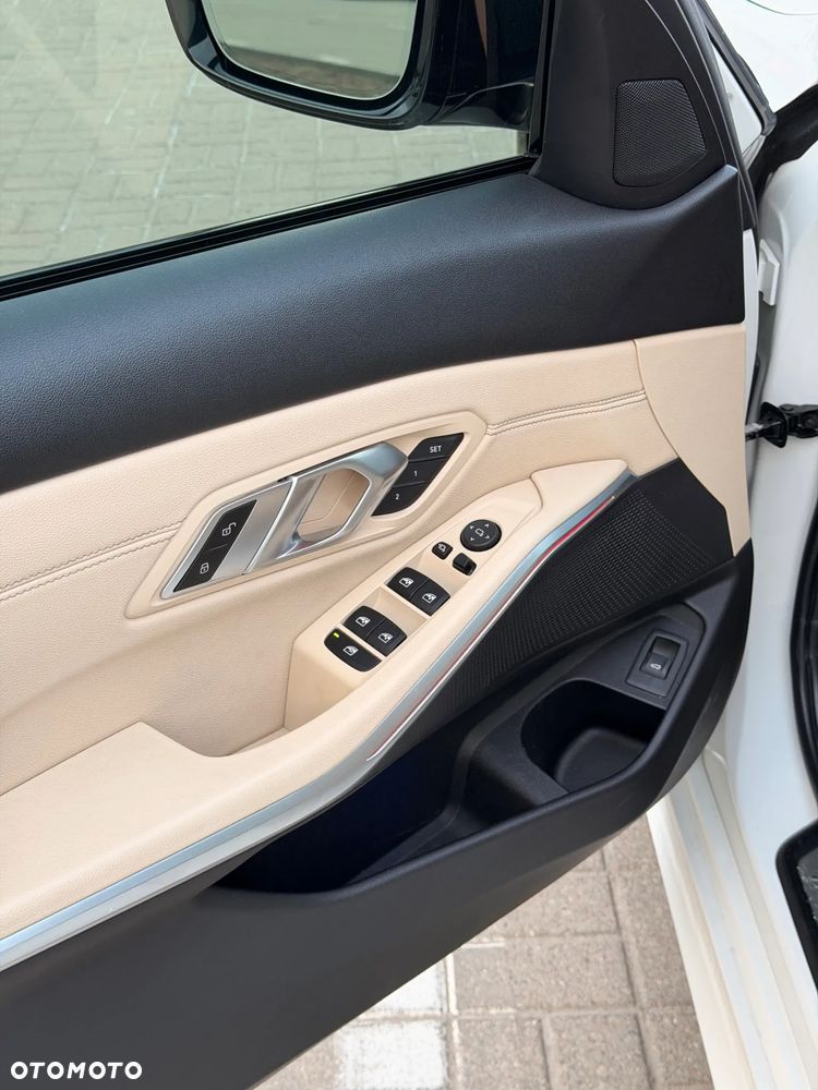 BMW Seria 3 330i M Sport - 15