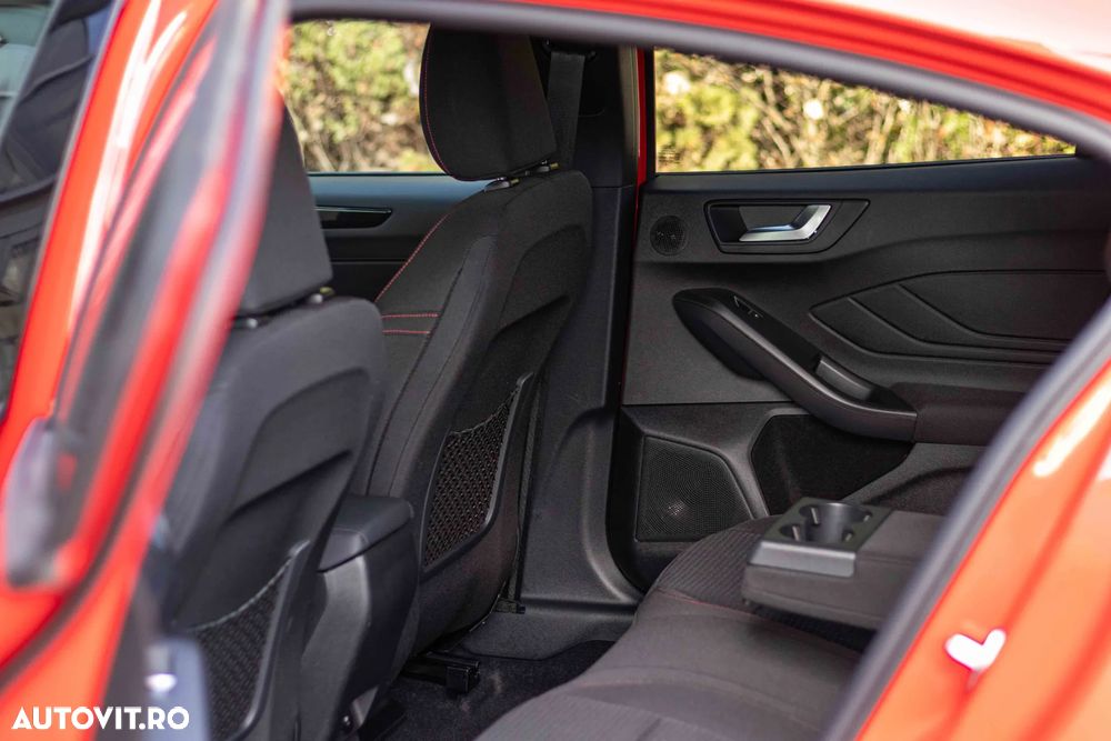 Ford Focus 1.0 EcoBoost 6MT MHEV ST-Line X - 11