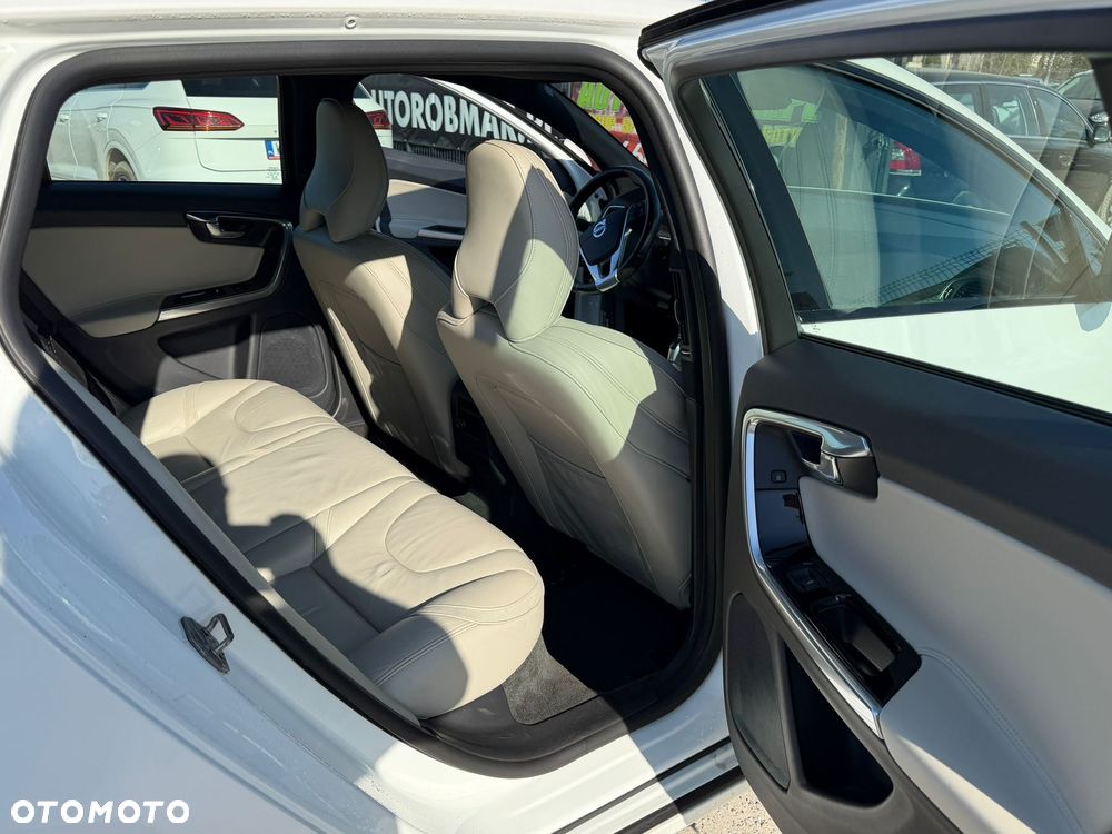Volvo V60 D6 AWD Plug-in Hybrid Momentum - 15