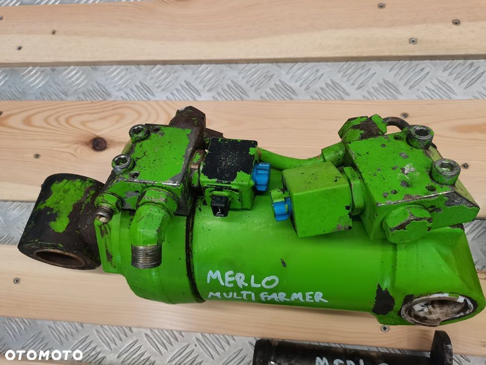 Cylinder hydrauliczny poziomowania osi Merlo ....  Multifarmer - 7