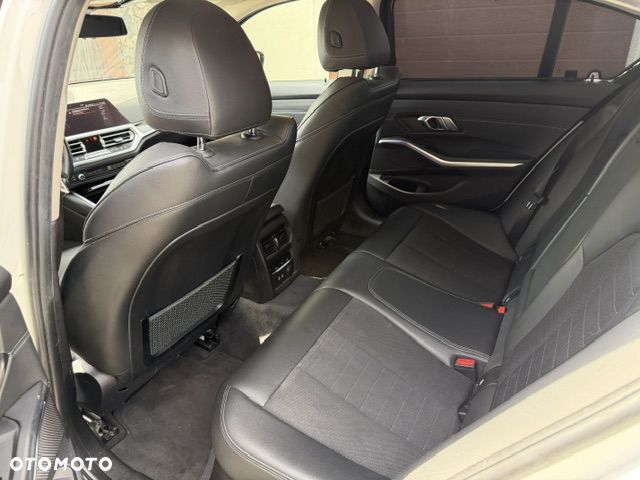 BMW Seria 3 320d Sport Line - 9