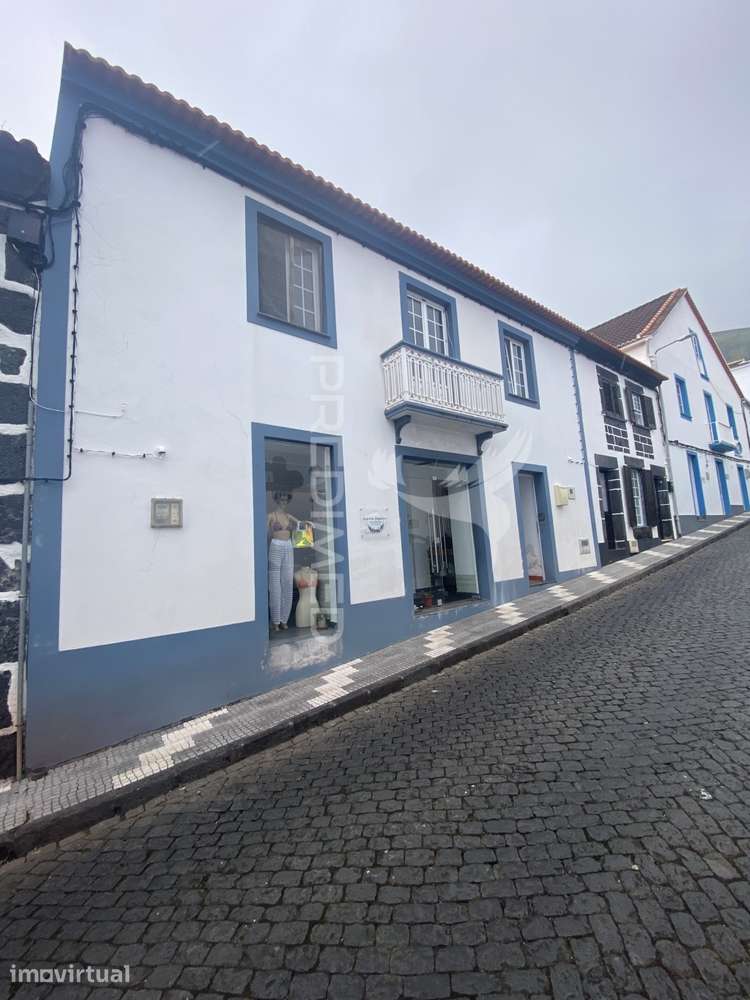 Oportunidade Única no Coração das Velas: Moradia T4 com Quintal e Z... - Grande imagem: 2/24