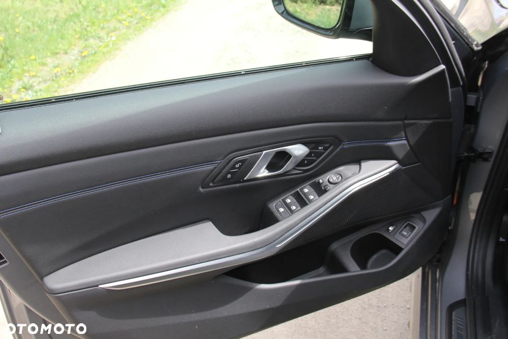 BMW Seria 3 330e M Sport - 10