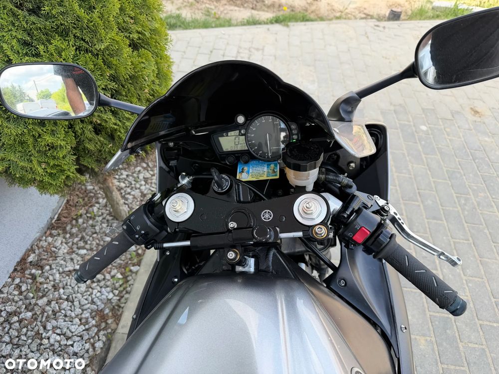 Yamaha R1 - 24