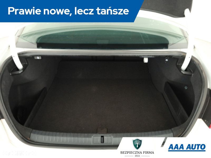 Volkswagen Passat - 12