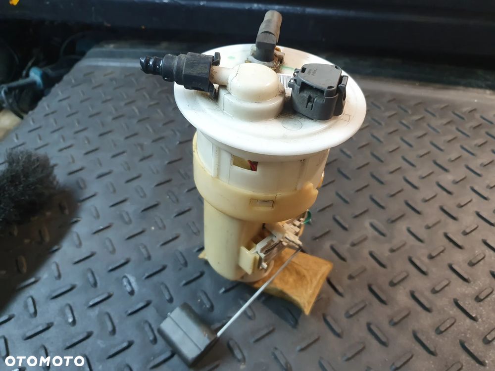 TOYOTA YARIS I 1.3 / 1.0 POMPA PALIWA 77020 0D010 A POSIADAM 2 SZT - 4