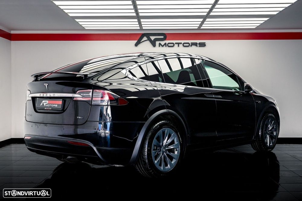 Tesla Model X - 12