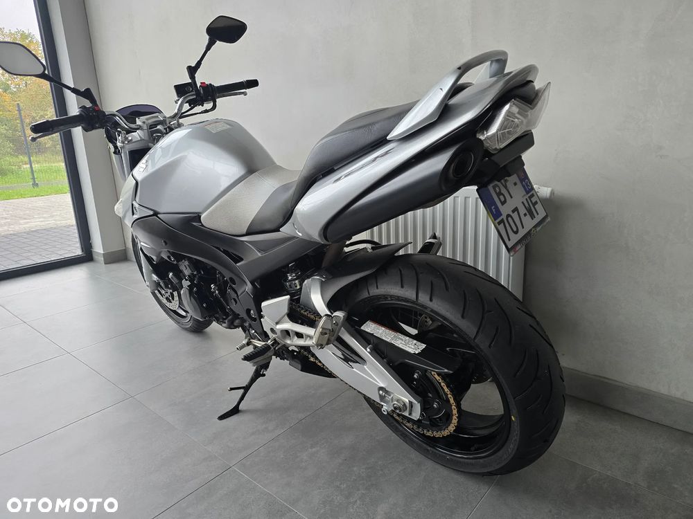 Suzuki GSR - 19