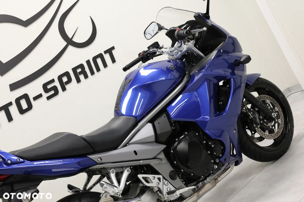 Suzuki GSX - 16