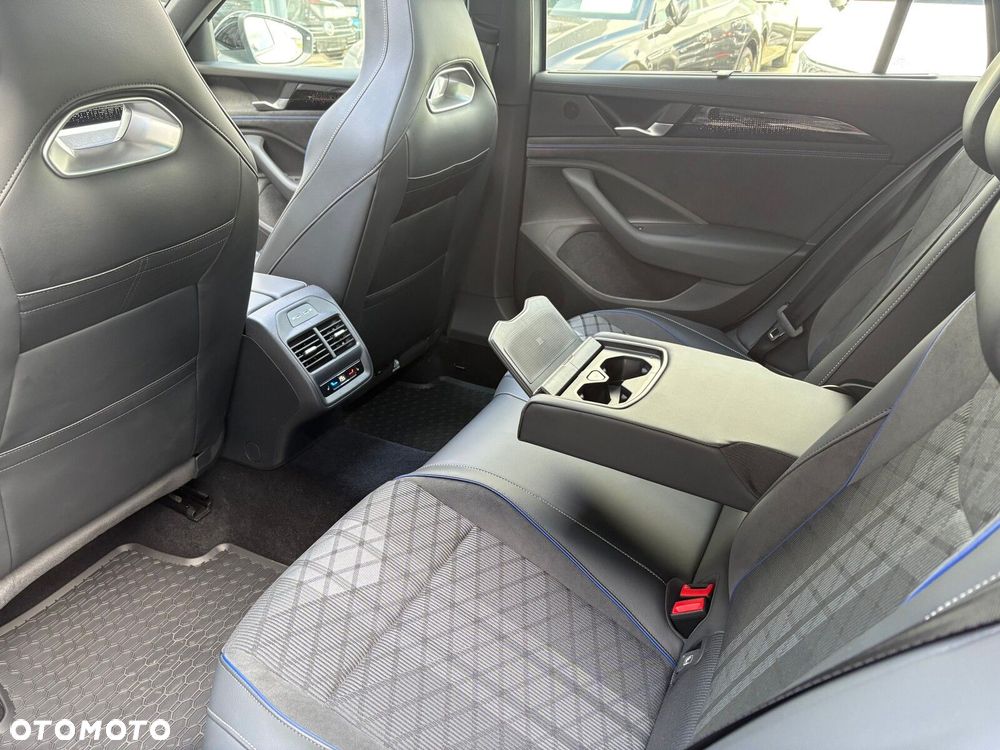 Volkswagen Passat Variant 2.0 TDI SCR R-Line Plus DSG - 17