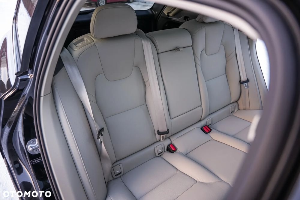 Volvo XC 60 B5 B AWD Ultimate Black Edition - 19