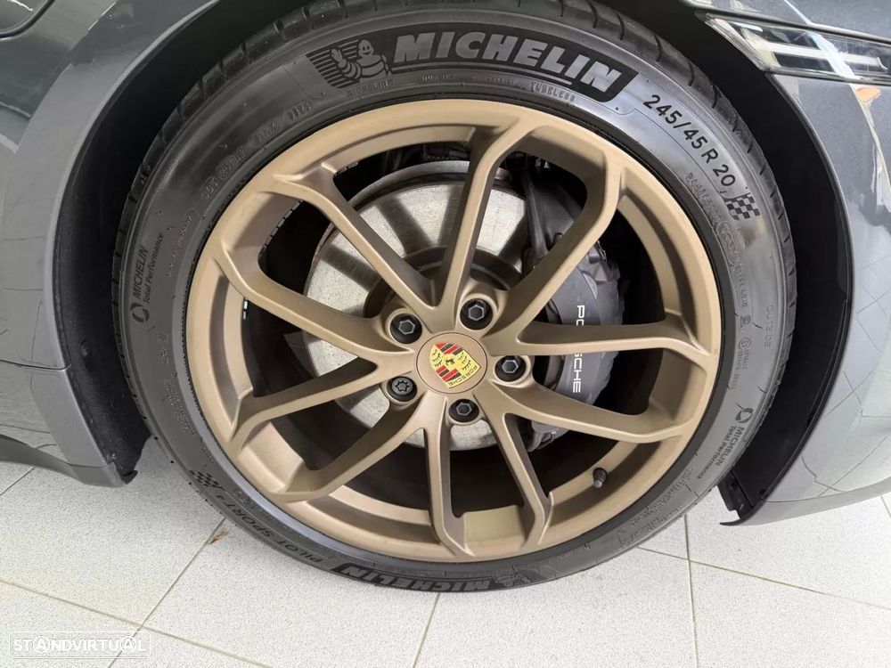 Porsche Taycan - 12