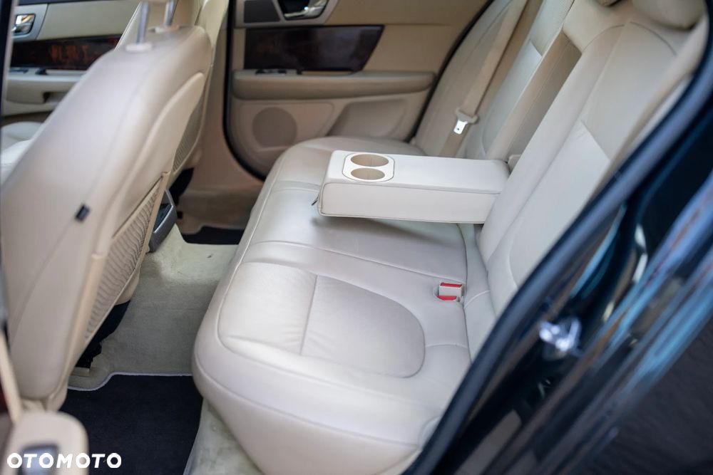 Jaguar XF 2.7 V6 D Premium Luxury - 29