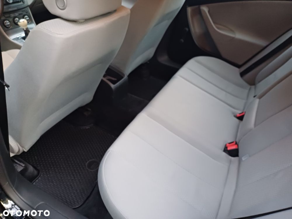 Volkswagen Passat 2.0 FSI Trendline - 18