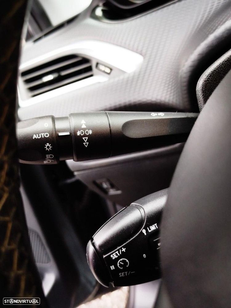 Peugeot 208 1.2 PureTech Signature - 11