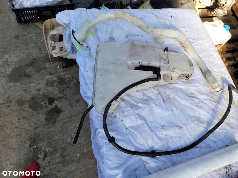 zbiorniczek spryskiwaczy bmw f10 f11 - 1