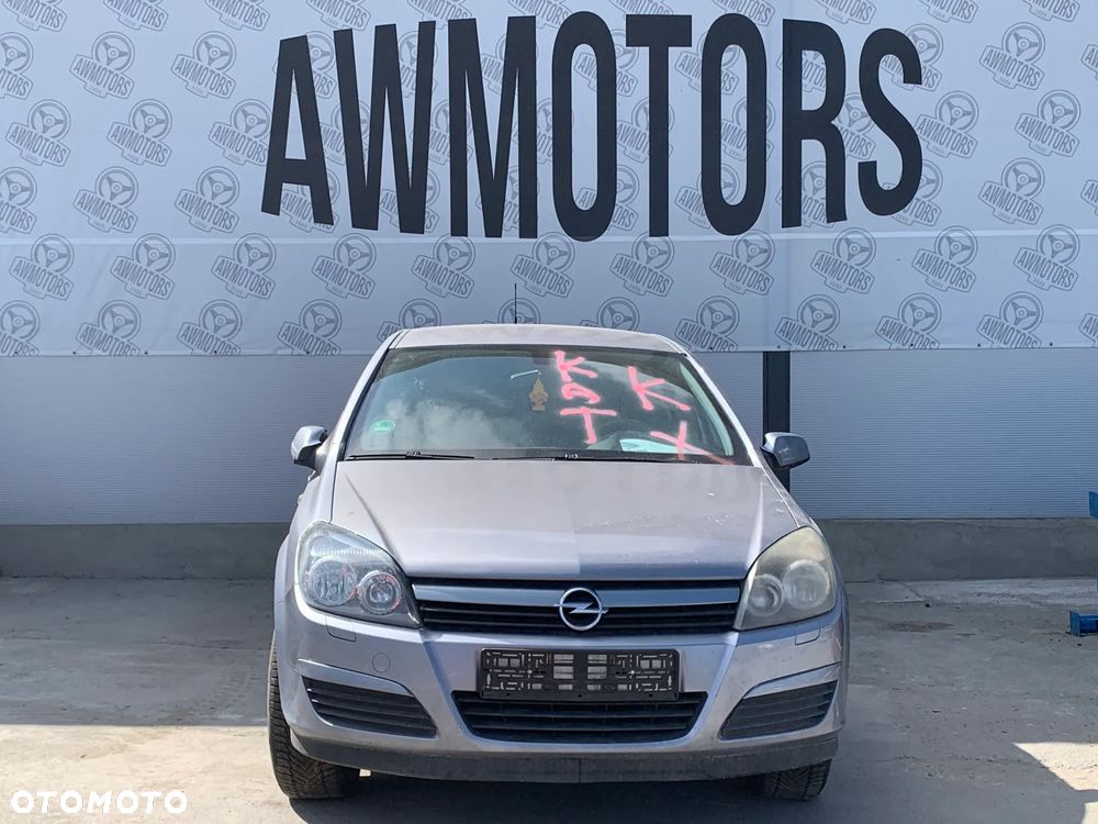 OPEL ASTRA 4737 *SAMOCHÓD NA CZĘŚCI* 2004 MASKA, LAMPA, DRZWI, LUSTERKO, ZDERZAK, GRILL, BŁOTNIK, KLAPA, BELKA, DESKA, FOTELE, KANAPA, ĆWIARTKA KIEROWNICA, TARCZE, ZACISKI, ZAWIESZENIE, KOMPLETNY PRZÓD, KOMPLETNY TYŁ, LICZNIK, ZEGARY, PRAWE LEWE PRZÓD TYŁ - 4