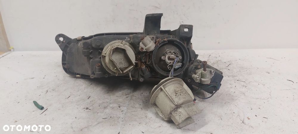 .  PRZOD PRZEDNIA LAMPA PRAWA MAZDA 323F - 3