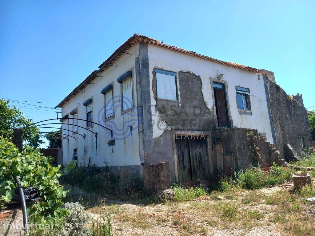 Moradia para recuperar com 3 quartos e grande arrecadação a 12Km da ci - Grande imagem: 2/38