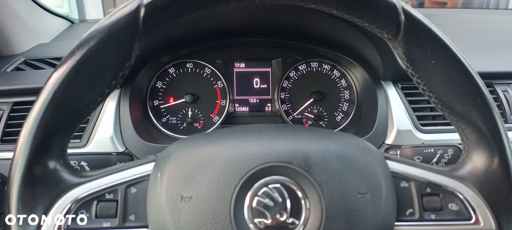 Skoda RAPID 1.2 TSI Ambition - 17