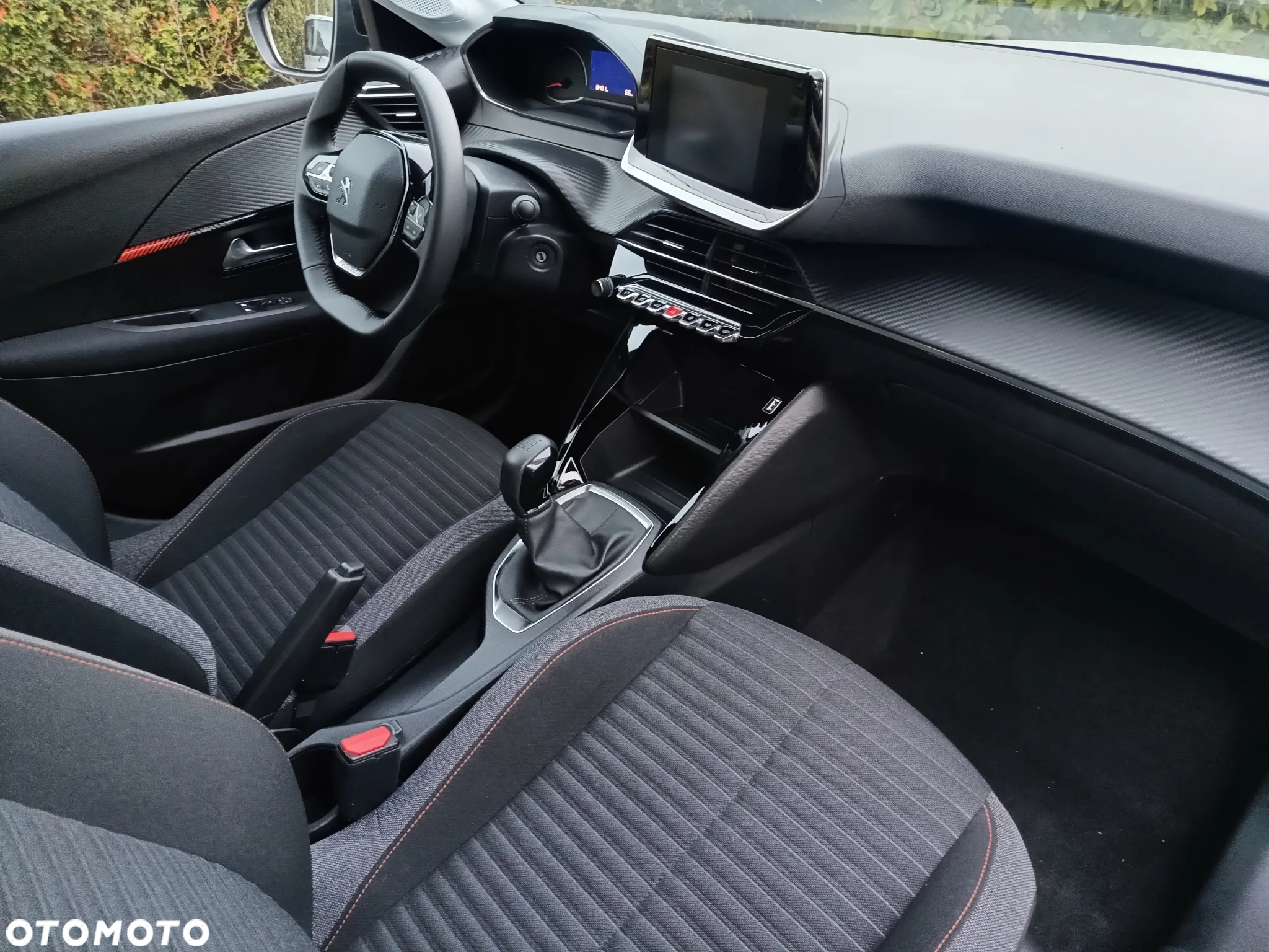 Peugeot 208 - 8