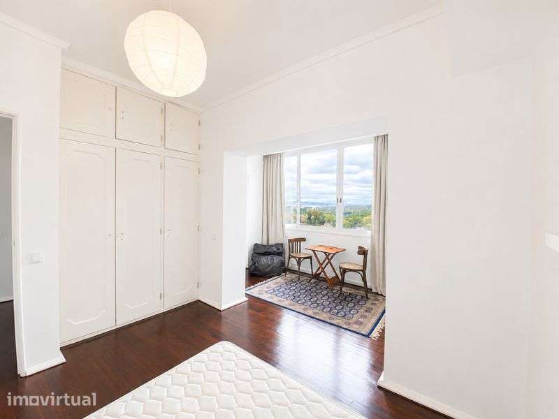 T2 nas Torres do Restelo com Vista Rio Tejo e Varanda 2.000€/mês - Grande imagem: 2/10