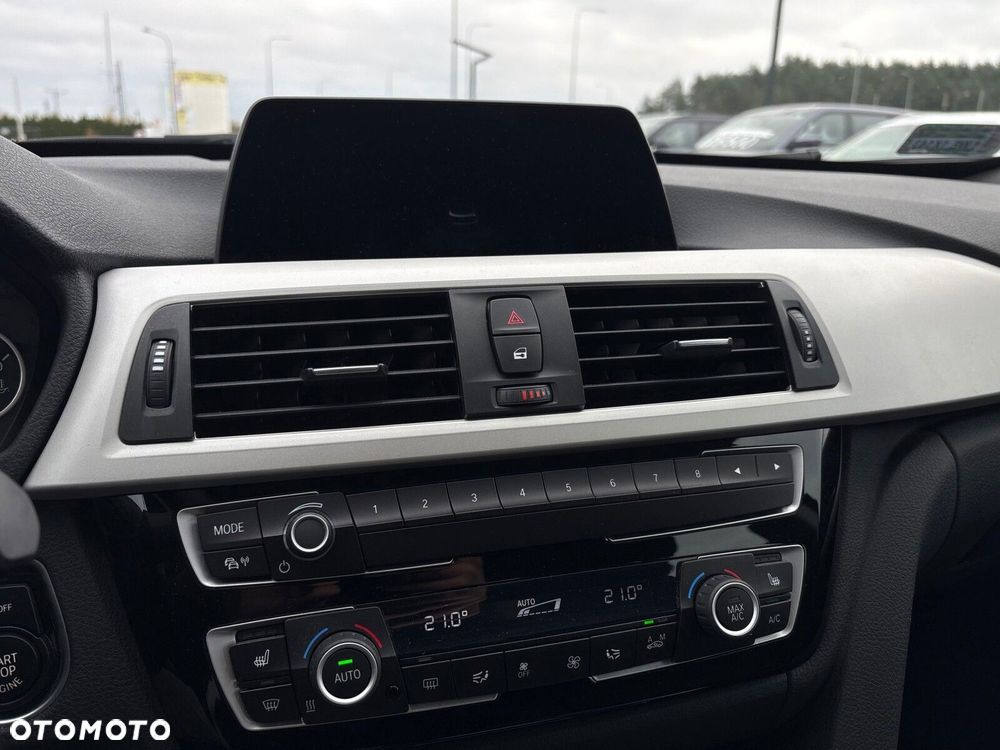 BMW Seria 3 320i GPF xDrive - 17