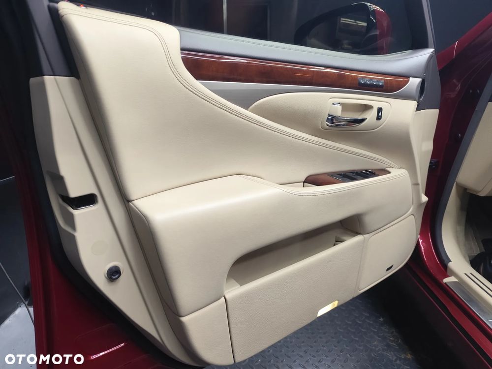 Lexus LS - 23